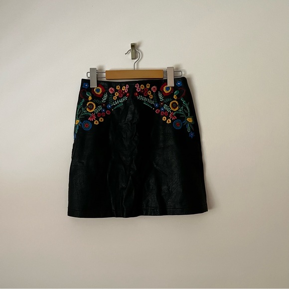 Embroidered faux leather skirt in black size XS- Zara - Picture 1 of 8